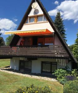 ein Haus mit einem großen Fenster und einem Dach in der Unterkunft Ferienhaus Susanne in Nagel + 5 Fotos