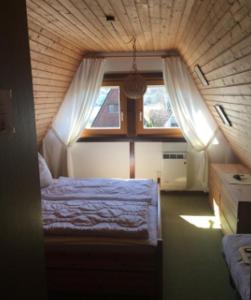 ein Schlafzimmer mit einem Bett und einem Fenster in der Unterkunft Ferienhaus Susanne in Nagel