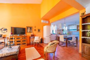 ein Wohnzimmer mit einer Küche und einem Esszimmer in der Unterkunft Villa Maha - Pool and Jacuzzi, included Breakfast in Korčula