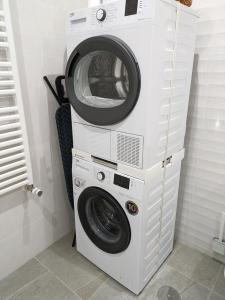 una lavatrice e un'asciugatrice in un angolo della stanza di Combarro Vista a Combarro