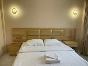 um quarto com uma cama com duas toalhas em 西港宾馆 em Sihanoukville