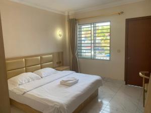 Un dormitorio con una cama con dos toallas encima. en 老骆西港宾馆, en Sihanoukville