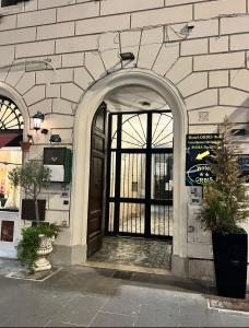 un ingresso a un edificio con porta di RESIDENZA 62 a Roma