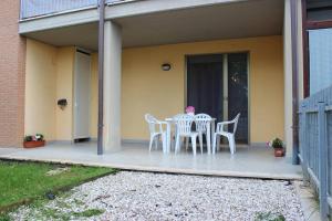 eine Terrasse mit einem Tisch und Stühlen auf einem Haus in der Unterkunft Appartamento e giardino Perugia in Deruta