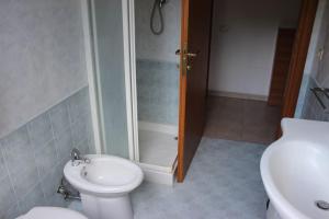 ein Bad mit einer Dusche, einem WC und einem Waschbecken in der Unterkunft Appartamento e giardino Perugia in Deruta