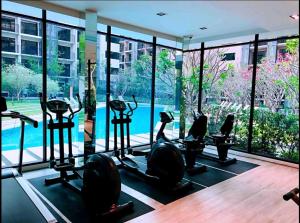 Fitnesscenter och/eller fitnessfaciliteter på Bangkok city center loft apartment sathon