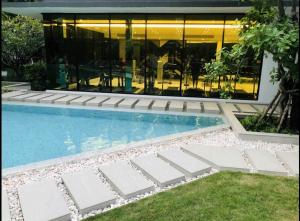 Swimmingpoolen hos eller tæt på Bangkok city center loft apartment sathon