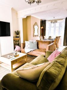 uma sala de estar com um sofá e uma mesa em The Grange em Stockton-on-Tees