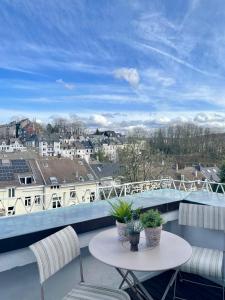 a balcony with a table and chairs and a view at Helle Altbauwohnung mit Balkon im Briller Viertel in Wuppertal