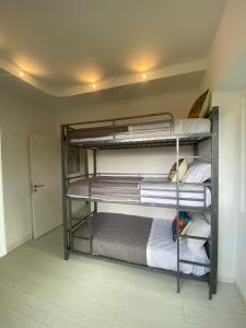 מיטה או מיטות קומותיים בחדר ב-Belas Rustic Chick