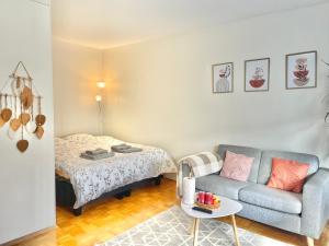 uma sala de estar com um sofá e uma cama em Puma's central flat in Helsinki em Helsinque