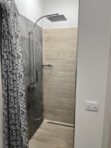 een douche met een glazen deur in de badkamer bij Casa sul Conca in San Giovanni in Marignano