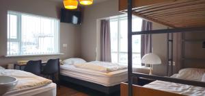 Postel nebo postele na pokoji v ubytování Akureyri Hostel