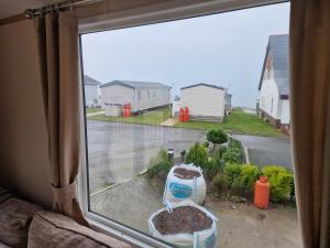 ein Fenster mit Blick auf eine Straße mit Häusern in der Unterkunft Harries Lodge 2 Aberaeron in Aberaeron