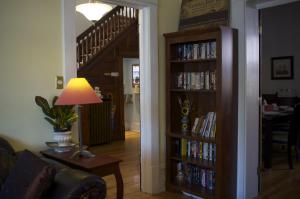 uma sala de estar com uma prateleira cheia de DVDs em Rideau Inn em Ottawa