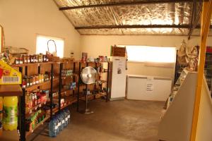 una habitación con nevera y una habitación con muchos productos en Little Sossus Campsite, en Maltahöhe