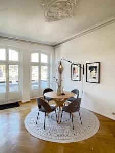 a dining room with a table and chairs at Helle Altbauwohnung mit Balkon im Briller Viertel in Wuppertal