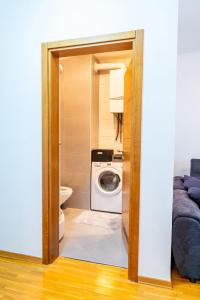 如帕尼亞的住宿－Apartman Centar,self check IN-OUT，浴室配有洗衣机、洗衣机和烘干机。