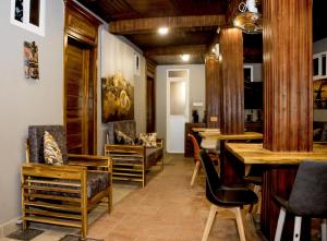 Swahili Homes- Ada Estate في دار السلام: غرفة بها كراسي وطاولات في غرفة