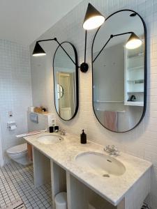 a bathroom with two sinks and a large mirror at Helle Altbauwohnung mit Balkon im Briller Viertel in Wuppertal