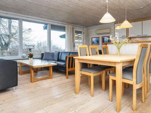 Bønnerupにある6 person holiday home in Glesborgのキッチン、リビングルーム(テーブル、椅子付)
