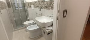 une salle de bain avec toilettes, lavabo et douche dans l'établissement CASA MARE, à Gênes 14 autres photos