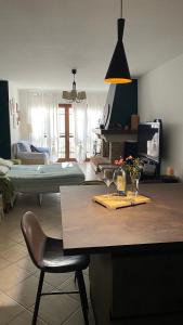 kuchnia ze stołem i salon w obiekcie The Wild Levander (Appartment in Mansion) w mieście Cecchina