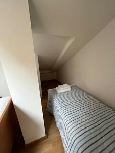 een kleine slaapkamer met een bed op zolder bij Casa “il riposo del pescatore” in Porto San Giorgio