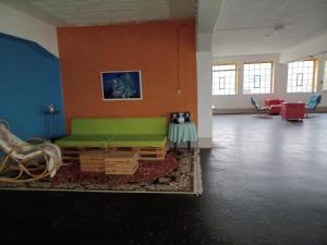 Zimmer mit Sofa, Tisch und Stühlen in der Unterkunft LoftCamp Großmann in Alter Graben