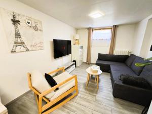 TV a/nebo společenská místnost v ubytování Appartement T2 confortable - Piscine et Jacuzzi