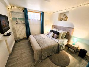um quarto com uma cama grande num quarto em Appartement T2 confortable em Pierrelaye