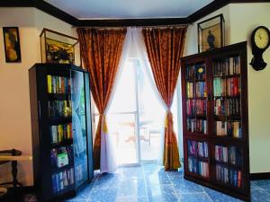 una habitación con dos estanterías llenas de libros en Negros Haven Seaside Resort, en Jayugan