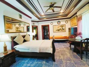 1 dormitorio con cama y techo en Negros Haven Seaside Resort, en Jayugan