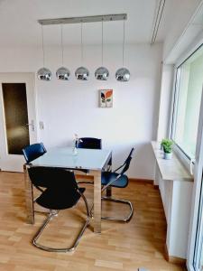 巴特塞京根的住宿－Panorama Apart Bad Säckingen，一间带桌椅的用餐室