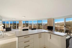 cocina abierta con vistas a la sala de estar en Waterview Luxury Apartments, en Merimbula