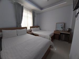 Postel nebo postele na pokoji v ubytování Trưởng Sky Hotel Đà Lạt
