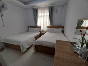 Postel nebo postele na pokoji v ubytování Trưởng Sky Hotel Đà Lạt