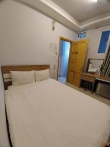 Postel nebo postele na pokoji v ubytování Trưởng Sky Hotel Đà Lạt