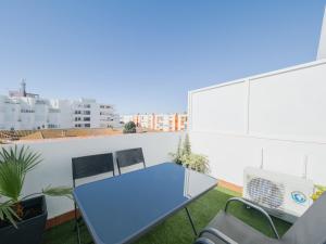 a blue table and chairs on a balcony at Apartamento Terraza a la Almadraba in Barbate