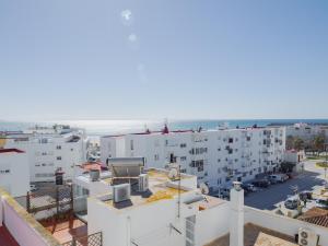 a view from the roof of a building with the ocean in the background at Apartamento Terraza a la Almadraba in Barbate