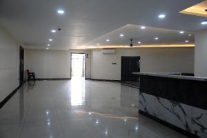 eine leere Lobby mit einer Bar in einem Gebäude in der Unterkunft Maa Ghara Gokul Bhawan in Bhubaneshwar