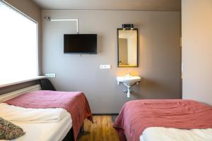 Postel nebo postele na pokoji v ubytování Akureyri Hostel