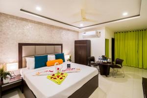 Hotel Fortune Hyderabad Airport Zone في حيدر أباد: غرفة نوم بسرير كبير وستارة خضراء