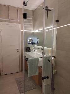 a bathroom with a sink and a mirror at חדר מקסים בדירה בה אנו גרים בחולון קרוב לתל אביב וחוף הים כולל מקלט in H̱olon