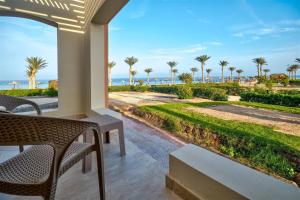 マルサー・アラムにあるAmarina Queen Resort Marsa Alamのビーチの景色を望むバルコニー(椅子付)