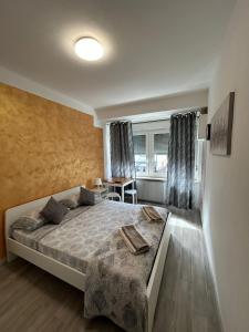 - une chambre avec un grand lit et une table dans l'établissement Capri B&B, à Bolzano