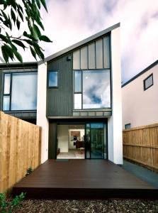 Cette maison moderne présente une façade noire et blanche. dans l'établissement Charming Retreat in the Heart of Christchurch City-CBD, 