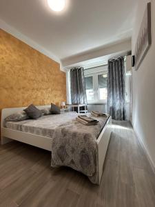 - une chambre avec un grand lit dans l'établissement Capri B&B, à Bolzano