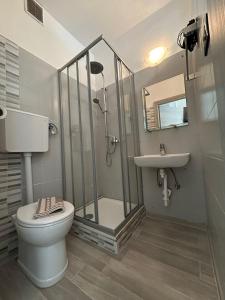 La salle de bains est pourvue d'une douche, de toilettes et d'un lavabo. dans l'établissement Capri B&B, à Bolzano
