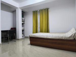 ein Schlafzimmer mit einem Bett und einem grünen Vorhang in der Unterkunft Natures Life urban homestay in Gangtok